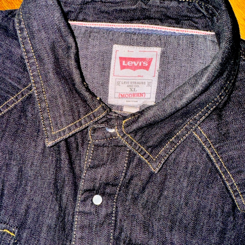 Washed black denim Levi’s snap down